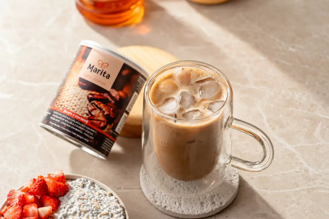 Café Burn + Control em lata, ao lado de um café gelado